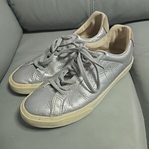 Veja Women's Size 8 Silver Metallic Leather Sneakers Pre-owned
